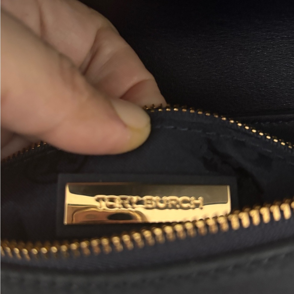 “Tory Burch Fleming Suede Fringe Crossbody Bag – Navy Blue”

• - Picture 10 of 10